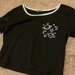 Black crop tee w graphic design